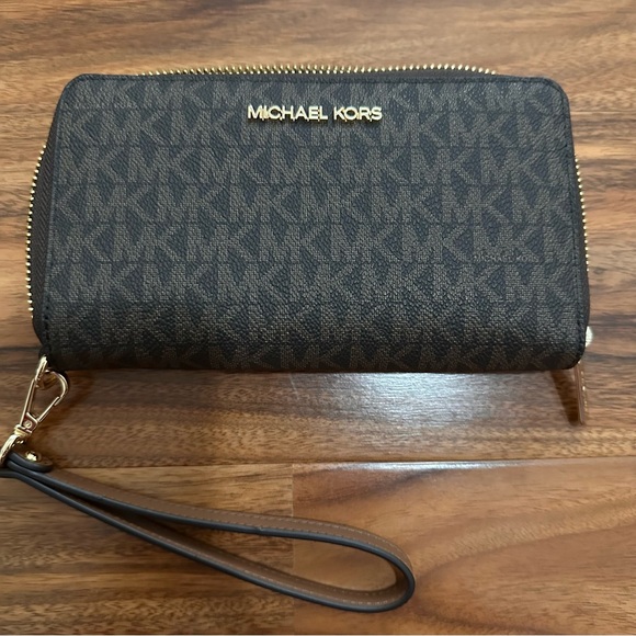 Michael Kors Wallet Wristlet - Picture 2 of 8